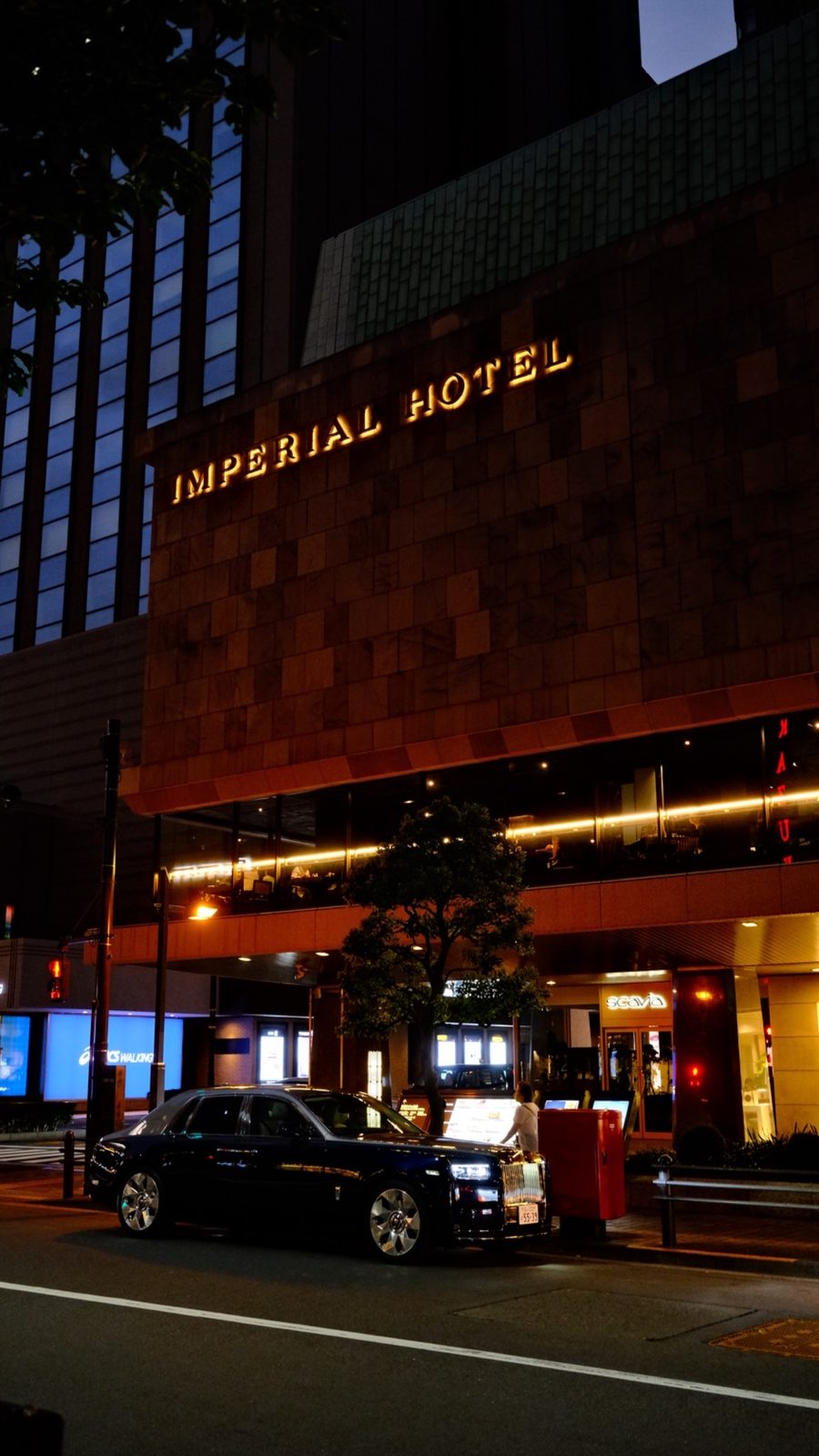 Fachada do Imperial Hotel Tokyo à noite